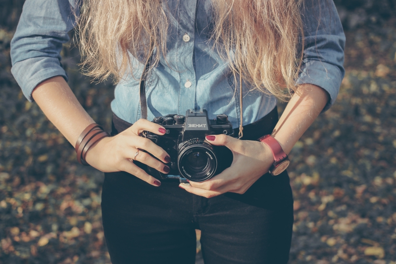 photographe-VARAGES-min_hand-person-girl-woman-camera-photography-614-pxhere.com